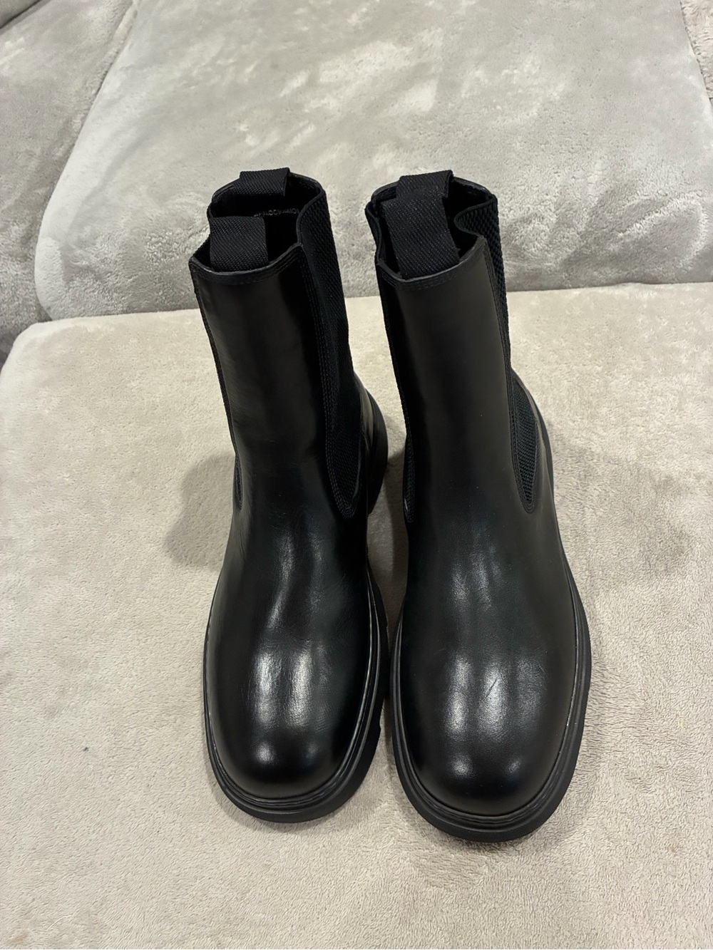 Burberry Men's Black Chelsea Boots - Sleek Slip-On Leather Ankle Boots
